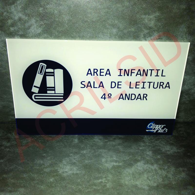 Placa em acrílico cristal com impressão digital UV área infantil