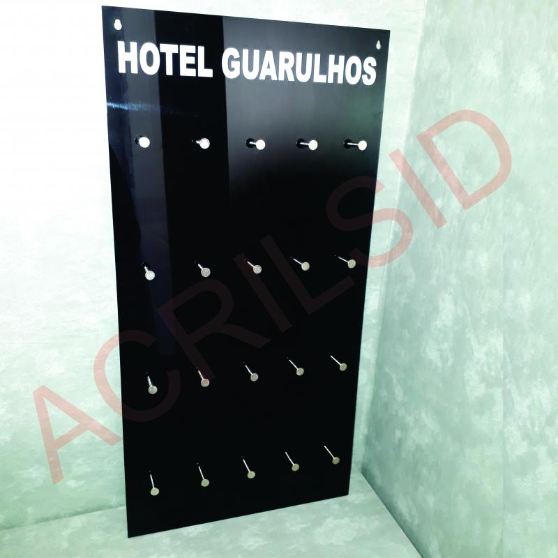 Porta chaves em acrílico preto para hotel