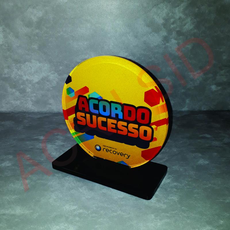 Troféu modelo circular fundo amarelo